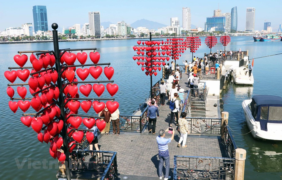 “爱情桥”在情人节的浪漫场景。图自越通社
