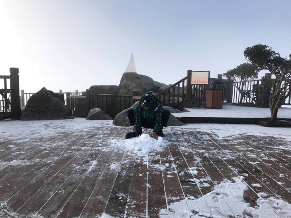 沙坝番西邦峰出现下雪天气。