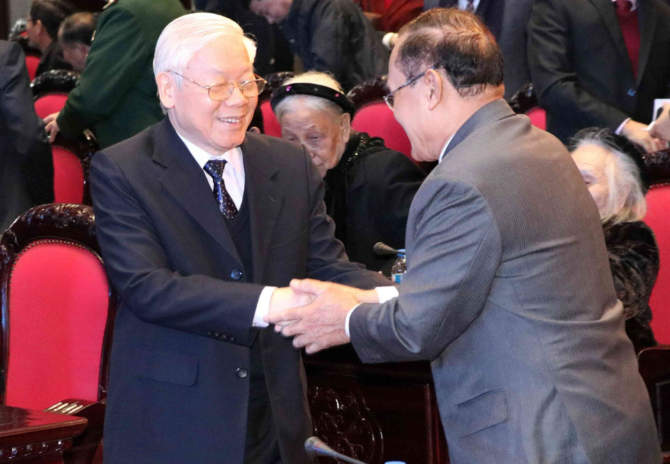 越共中央总书记、国家主席阮富仲同与会代表亲切握手。图自越通社