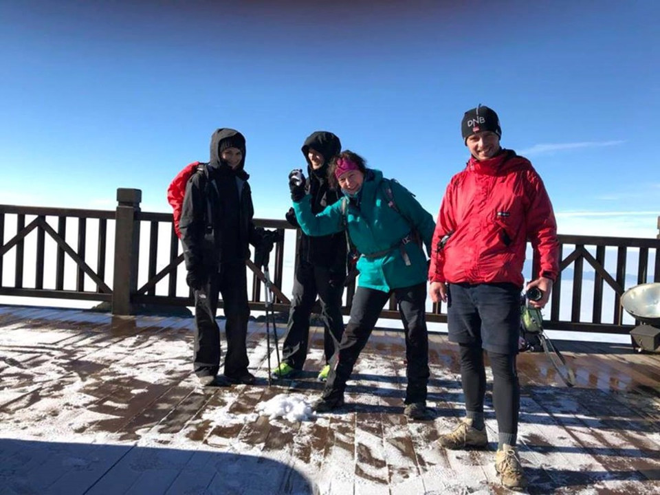 沙坝番西邦峰出现下雪天气。