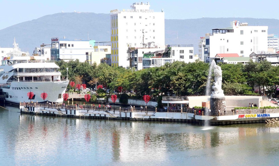 “爱情桥”在情人节的浪漫场景。图自越通社