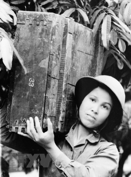 参加战斗的女军人。图自越通社