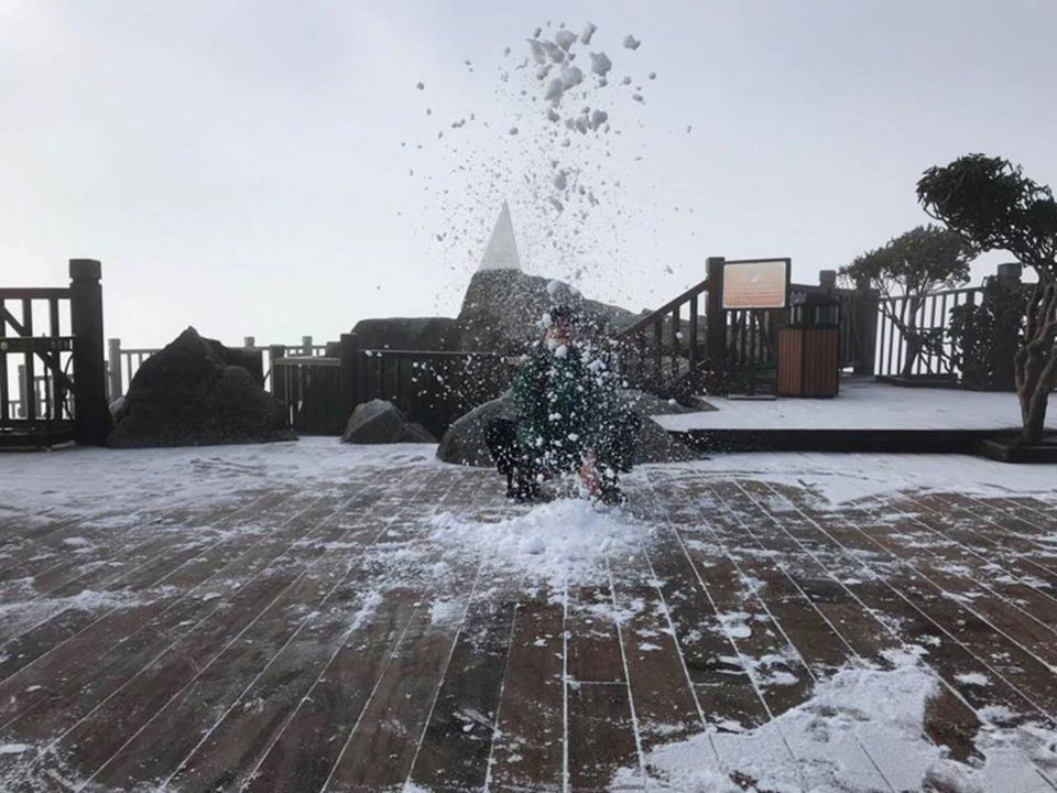 沙坝番西邦峰出现下雪天气。