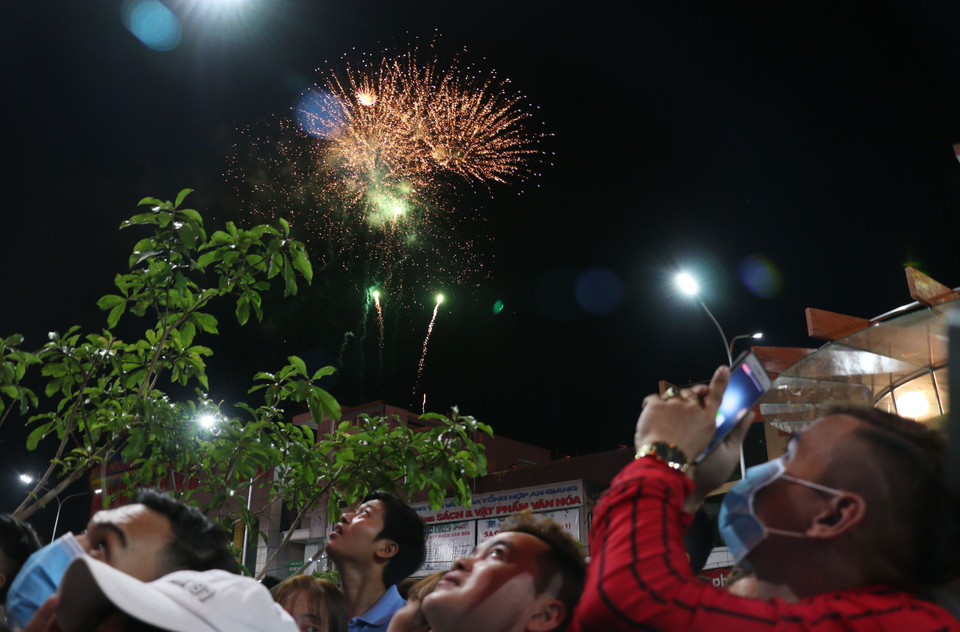 安江省居民欣赏烟花。图自越通社