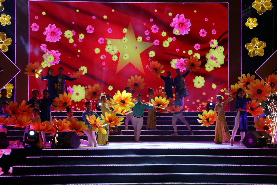 喜迎新年的文艺节目。图自越通社