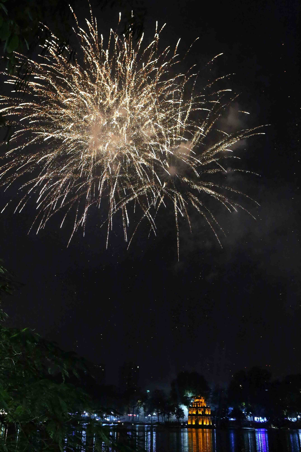 在环剑湖的烟花。图自越通社