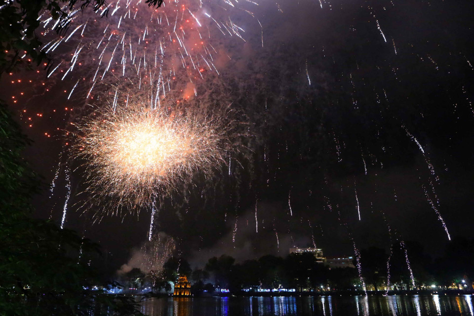 在环剑湖的烟花。图自越通社