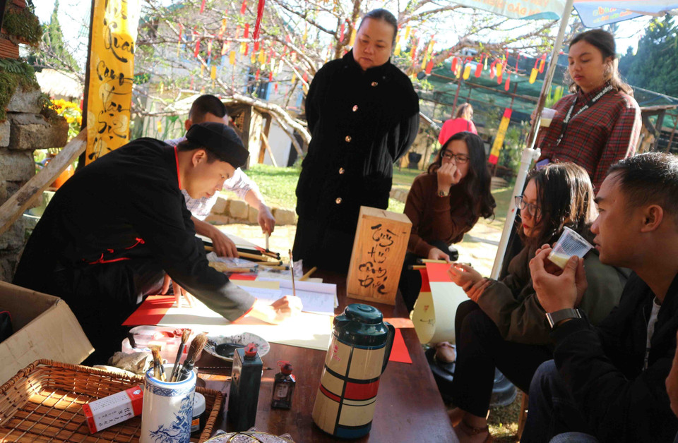 许多人已养成新年到寺庙“求字”的习惯。图自越通社