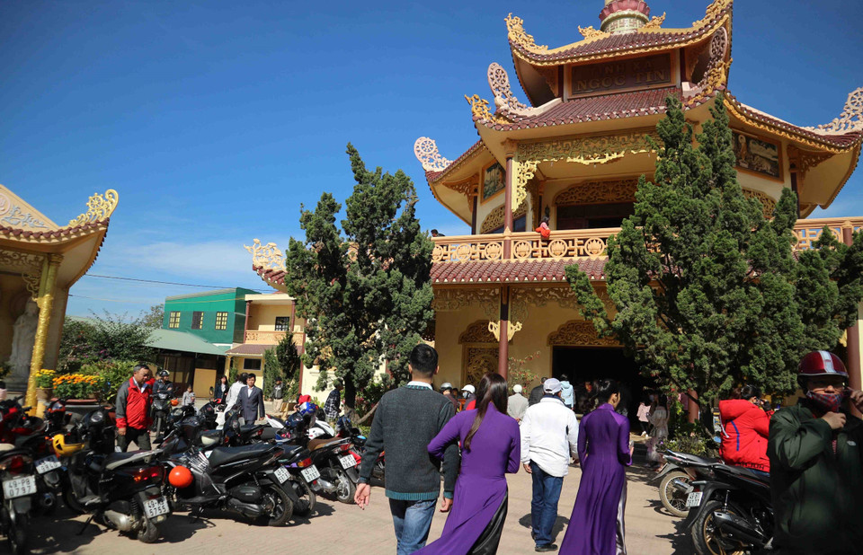 庆和省大叻军民入寺拜佛，祈福求安。图自越通社