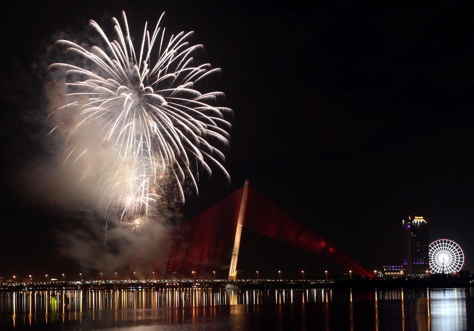 岘港市燃放烟花。图自越通社