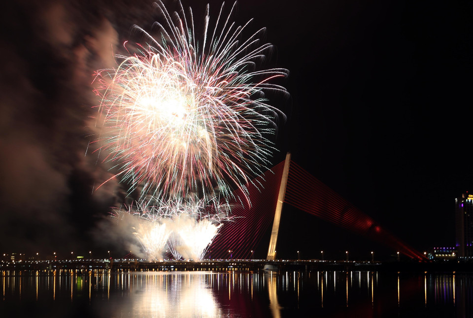 岘港市燃放烟花。图自越通社