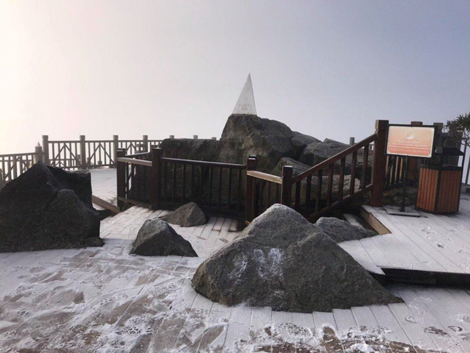 沙坝番西邦峰出现下雪天气。