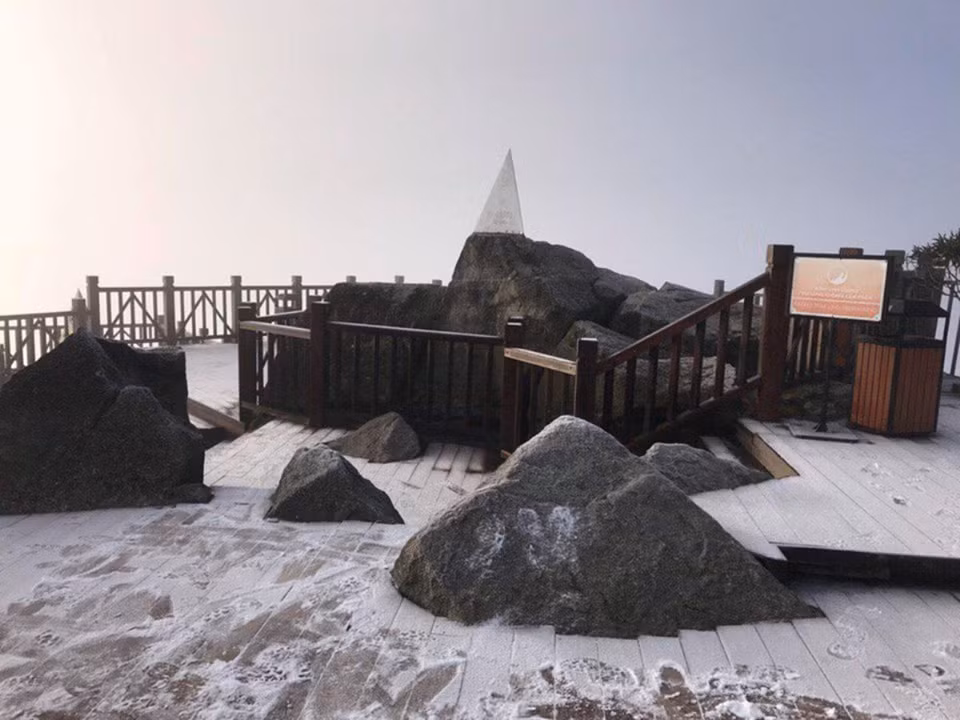 沙坝番西邦峰出现下雪天气。