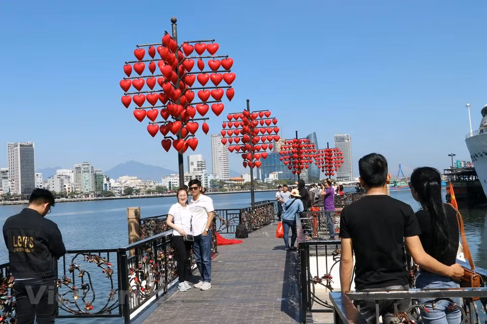 爱情桥吸引了众多当地居民、游客，特别是年轻人情侣前往拍照、游玩，一起享受在情人节双重甜蜜的时光。