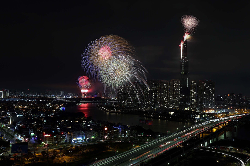 胡志明市燃放烟花。图自越通社