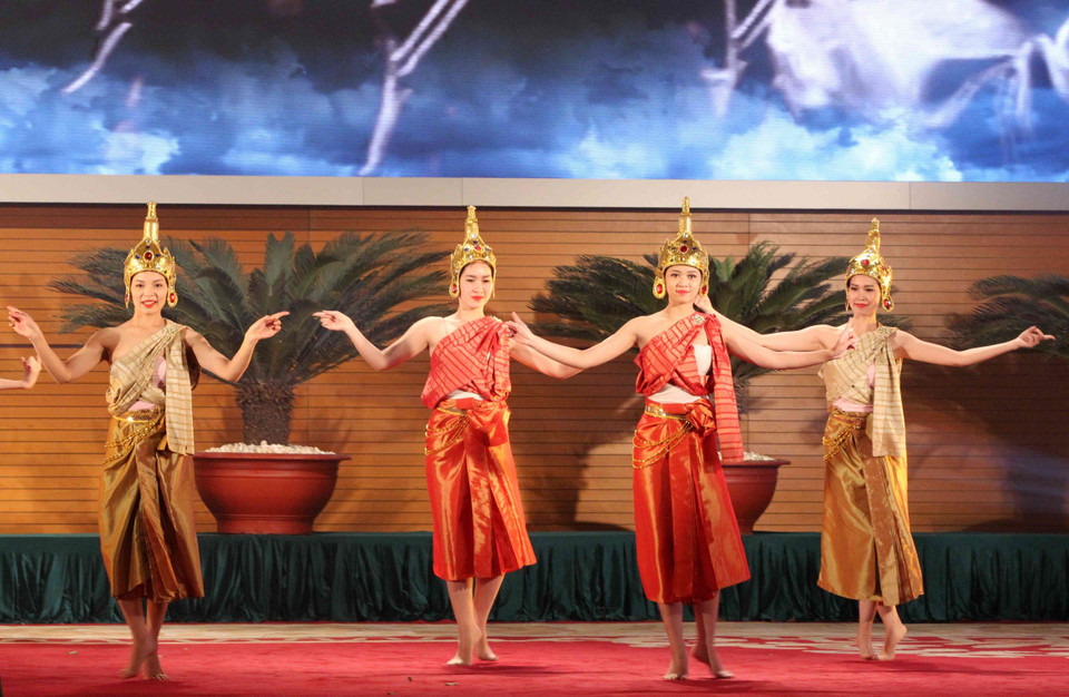 纪念活动上的文艺节目。图自越通社