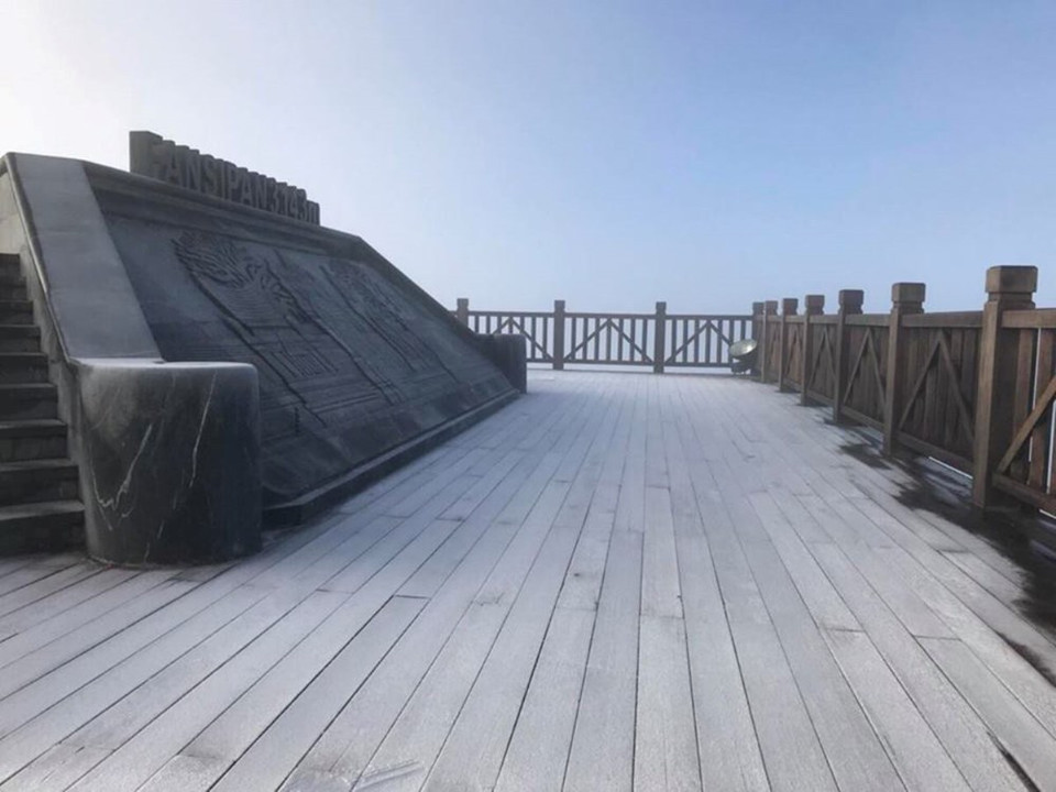 沙坝番西邦峰出现下雪天气。