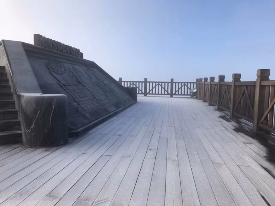 沙坝番西邦峰出现下雪天气。
