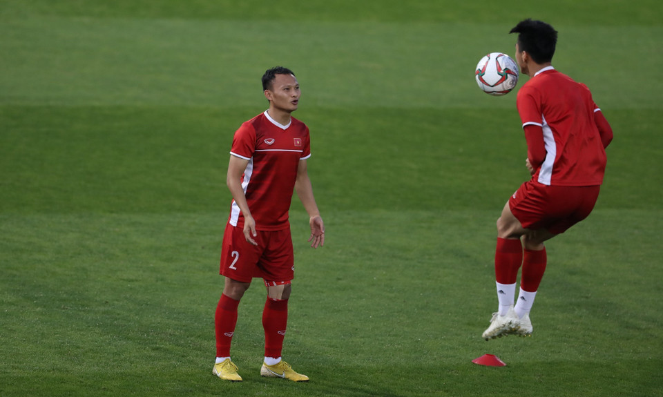 前卫仲皇（右）与前锋进灵（左）进行练球。越通社记者 黄玲 摄