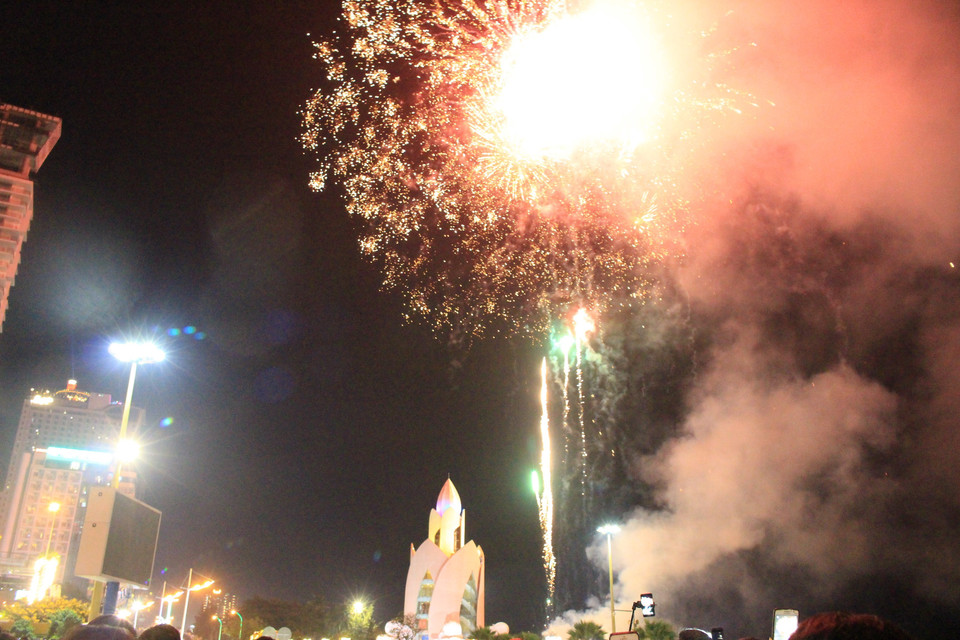 庆和省烟花漫天。图自越通社