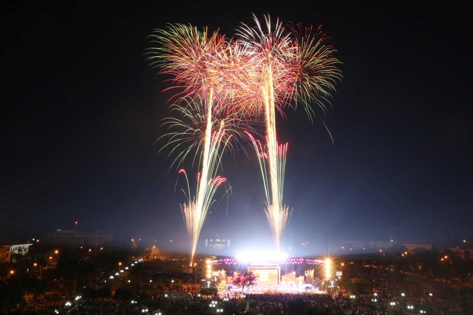 后江省燃放烟花。图自越通社