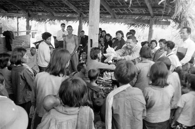 柬埔寨救国民族团结阵线副主席走访慰问并向解放区人民赠送礼物。图自越通社