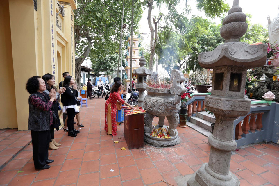正月初一，河内市居民入寺拜佛，祈福求安。图自越通