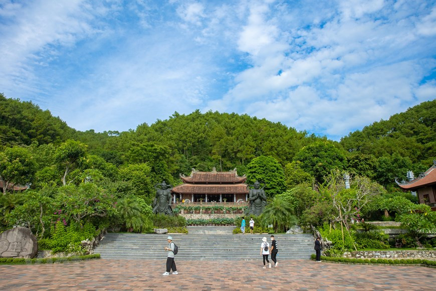 地藏飞莱寺是河南省一个著名宗教旅游景点。河南省进行恢复重建地藏飞来寺意在为居民带来一个信仰之地, 同时成为夏季静修营的举办地，为人们祈求幸福平安创造平台。2015年12月，释明光大德接收、维修和建设该寺并将其改名为地藏飞莱寺。图自Vietnam+