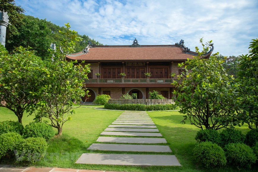 凭借诗情画意的校园，美丽迷人的荷塘，绿意盎然的花园和古老特美的建筑风格，地藏飞莱寺总是吸引着大量的游客来参观游览，这也是让游客能够拍出美美照片的地方。据悉，该寺修建后还成为夏季静修营的举办地，为人们祈求幸福平安提供平台。图自Vietnam+ 