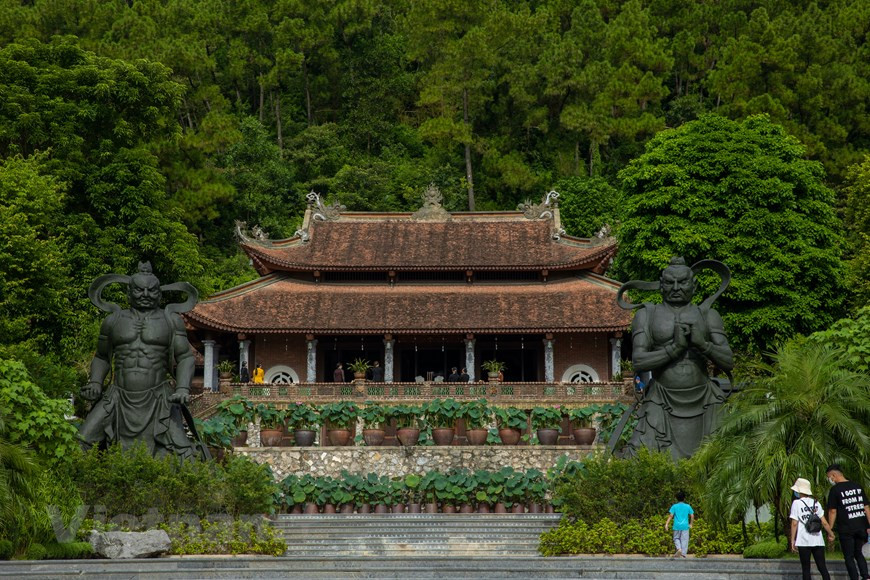 地藏飞莱寺是一座具有浓郁佛教建筑风格的寺庙。游客从远处也可以看到寺庙门前有两个巨型的金刚护法。许多人来到地藏飞莱寺是为了净化心灵，忘记所有的不安和烦恼，祈求吉祥平安。仅仅距离首都河内几十公里，但来到这座寺庙，人们就像步入另一个世界，将城市的喧闹抛在脑后。图自Vietnam+