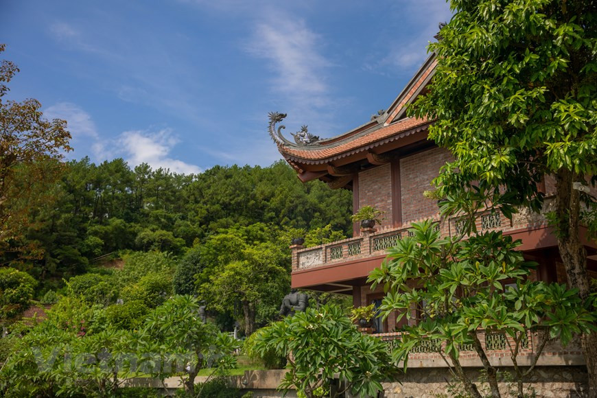 地藏飞莱寺隐藏在山脚下郁郁葱葱的树木中，空间宽敞地面平坦。远远望去，游客可以看到一座建筑精美的寺庙，两侧是遵照“左青龙右白虎”东方风水的山脉，是河南省最宁静的空间。通往这座美丽之寺的道路宽敞，景美路美。游客从河内开车仅须一个小时左右就能到达该寺。 图自Vietnam+