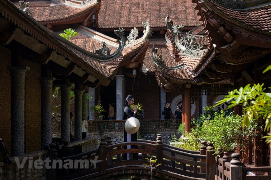 地藏飞莱寺位于河南省清廉县廉山乡，于10世纪兴建。在寺庙重建过程中发现了许多古砖和陶瓷文物。这些文物拥有1000年的历史。目前，地藏飞莱寺是河南省的一个著名宗教旅游景点，一个神圣的祭祀场所，也是当地民众举办各类文化活动之地。地藏飞莱寺吸引大量游客前来观景，寻找一份心灵的宁静。图自Vietnam+