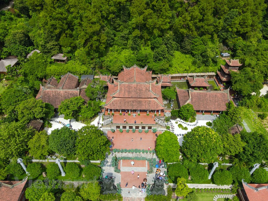 地藏飞莱寺原名为同寺（chùa Đùng），背面靠山，两侧是遵照“左青龙右白虎”东方风水的山脉，拥有独特的建筑风格和宁静迷人的空间，被誉为河南省的“仙境”。寺庙有三宝座、祖传教堂、礼拜场所、房屋，演讲厅，招待所，佛教信徒住所等。图自Vietnam+