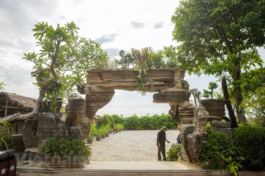 地藏飞来寺庙于10世纪建设的。当“占城”胜利后，囚犯被集中带到这里建设寺庙。因此，该寺庙的砖瓦带有占族风格的建筑。这座宁静的寺庙在不同的季节会给游客带来不同的视觉体验和感受。河南省已对该寺进行恢复改造，为居民带来一个信仰之地。图自Vietnam+ 