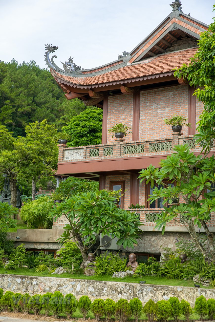 地藏飞莱寺隐藏在山脚下郁郁葱葱的树木中，拥有令人神往的景色。寺院中种满了果树和草药。站在每一个不同的角度，都能捕捉到地藏飞莱寺的不同美景。游客来到这里不仅可以净化心灵，忘记所有的不安和烦恼，还能参观拍照，留下美好的纪念。图自Vietnam+