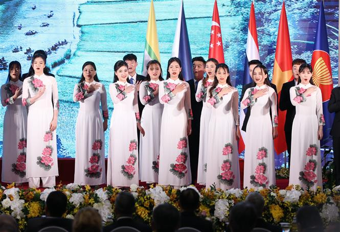 庆祝第37届东盟峰会的精彩文艺表演节目。图自 越通社