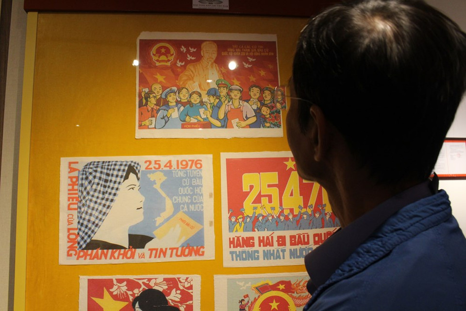 （从左到右顺序）邓氏秋香副教授、博士和陈登进记者和他的妻子。原越南广播电台经理——陈登进记者透露，绘制宣传画是他从小的爱好。他想把这些宣传画留给自己的子孙后代。此外，还可以在一些特别的日子向广大人民群众展示。除了1010 幅宣传画外，陈登进记者还向越南新闻博物馆赠送两件实物。图自 Vietnam+