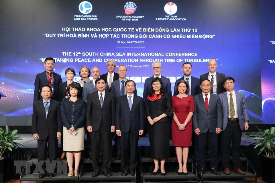 本次研讨会于11月16日至17日举行，就在动荡世界中的东海局势、东盟在2025年后的作用、在联合国进行法律辩论、塑造了关于东海的舆论和媒体的作用、制定行为准则以避免在东海发生冲突、鱼源、渔业和保护海洋生物资源、可持续开发海洋资源等主题进行讨论。越通社记者 林庆 摄