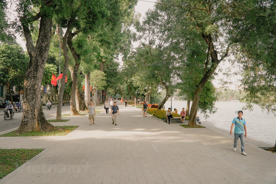 河内市力争到2025年实现接待游客3500到3900万人次，其中国际游客800至900万人次，旅游收入达约151万亿越盾（约合65.2亿美元）；到2030年预计全国接待游客4800至4900万人次，其中国际游客1300–1400万人次，旅游收入达270–300 万亿越盾。其为河内市人民委员会为落实《到2030年越南旅游业发展战略》于9月30日签发的河内市旅游业发展目标。图自Vietnam+