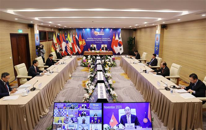 东盟与中日韩领导人和东亚商务理事会代表见面会河内分会场全景。越通社记者 统一 摄