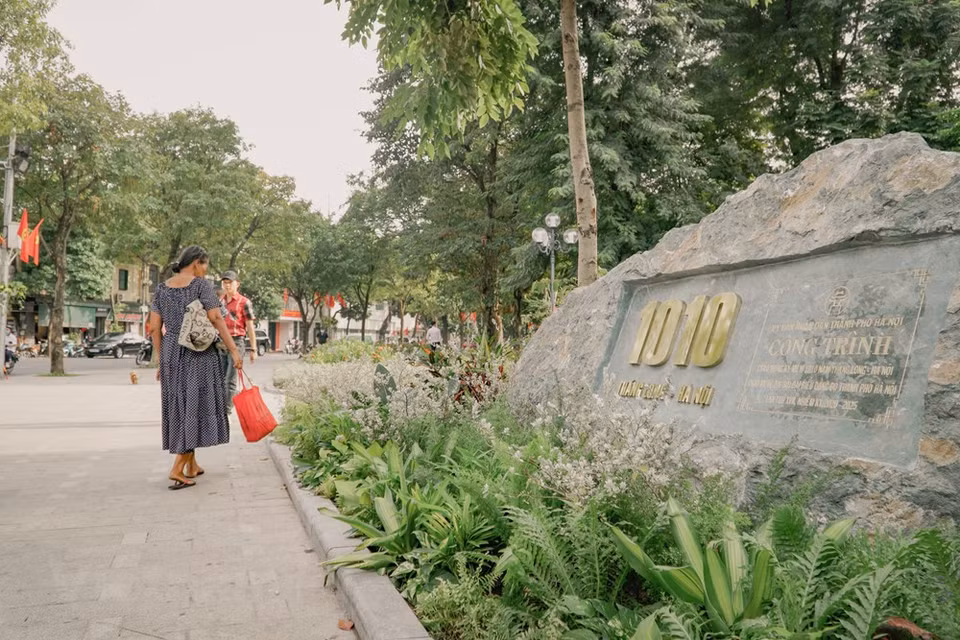 在八月革命、9.2国庆、首都解放日等一些重要活动，还剑湖步行街受到了广大市民和游客的欢迎。不过，该步行街如何办得更好，如何让这里成为优雅、友好的河内社区活动场所和文化活动场所，使人与人、人与大自然更亲密无间，则需要每一个人的共同参与。图自Vietnam+