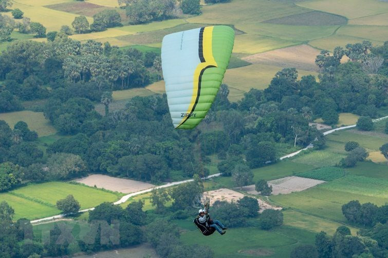 "在凤凰山飞翔”的滑翔伞表演活动吸引众多省内外游客前来参加。图自 越通社