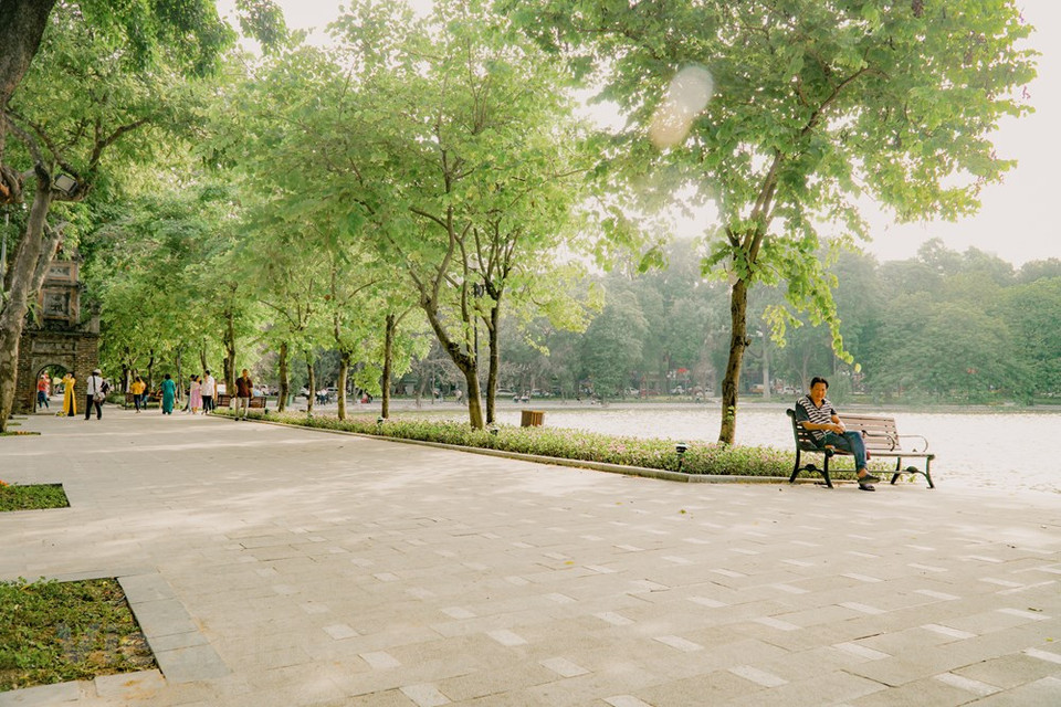 首都河内还剑郡还剑湖周围道路修建项目完工后，还剑湖周围景观不仅更加美丽，而且还扩大还剑湖周边人行道的面积，为首都居民的行走和四面八方游客的观光游览提供便利条件。首都河内居民们还剑湖的新面貌非常满意和颇感兴趣。图自Vietnam+