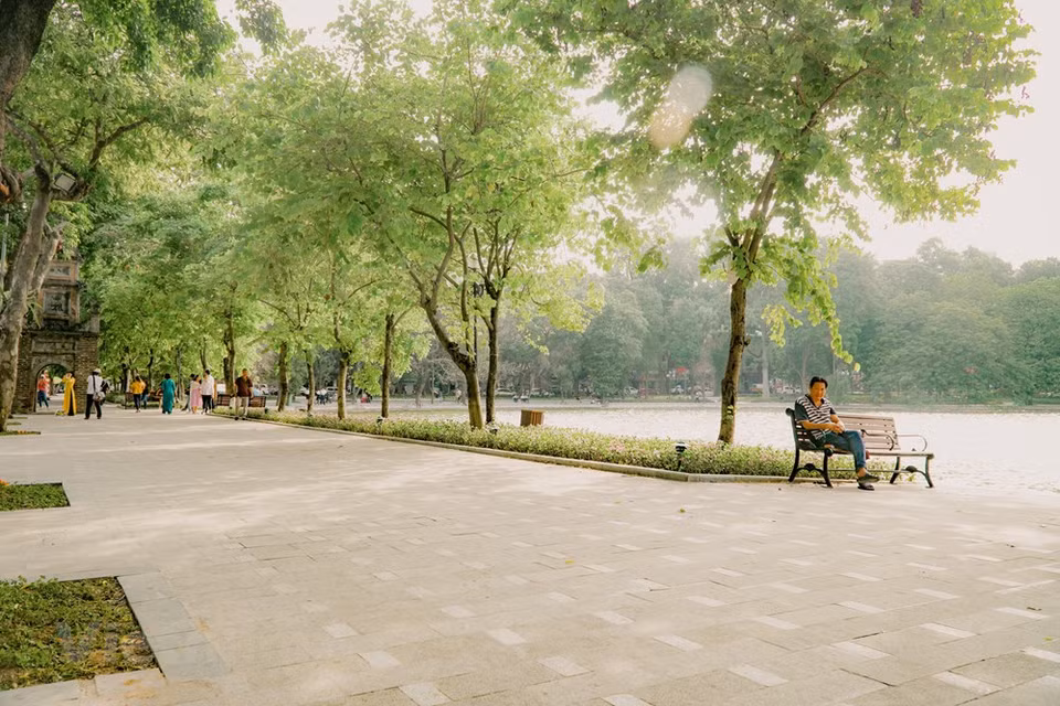 首都河内还剑郡还剑湖周围道路修建项目完工后，还剑湖周围景观不仅更加美丽，而且还扩大还剑湖周边人行道的面积，为首都居民的行走和四面八方游客的观光游览提供便利条件。首都河内居民们还剑湖的新面貌非常满意和颇感兴趣。图自Vietnam+
