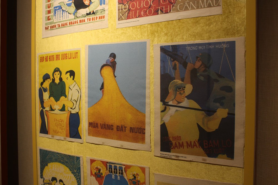 拥有较高的宣传价值，在该画展所展示的每一幅画上都标有具体的信息和内容。因此参观者可以容易理解每一幅宣传画的背景和含义。尽管采用简单的笔画和绘画技术，但这些宣传画蕴藏着富有意义的内容，向参观者传递出正能量。图自 Vietnam+