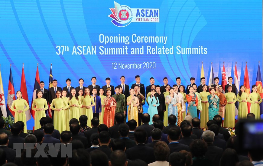 东盟各国领导与会议代表唱起东盟之歌。图自越通社