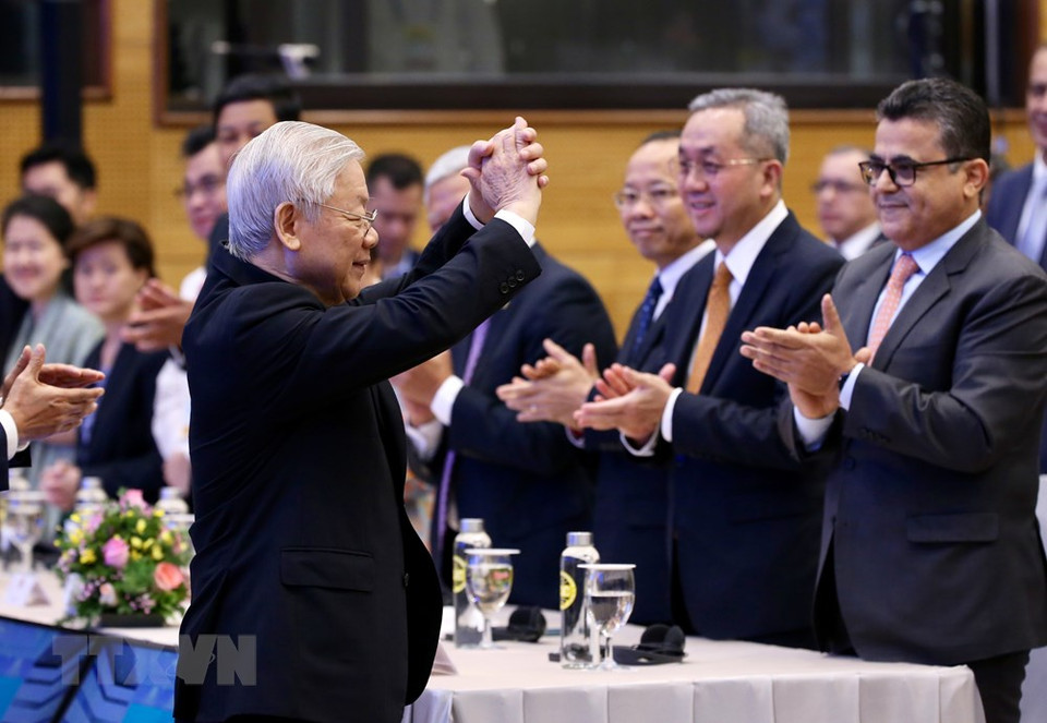 在越南较好控制疫情的背景下，闭幕式将吸引国内外250名嘉宾参加，报名参加会议报道的国内外约300名。阮春福要求严把防疫关，同时为参加会议报道和对越南风土人情进行采访报道的国内外记者创造便利条件。图自 越通社