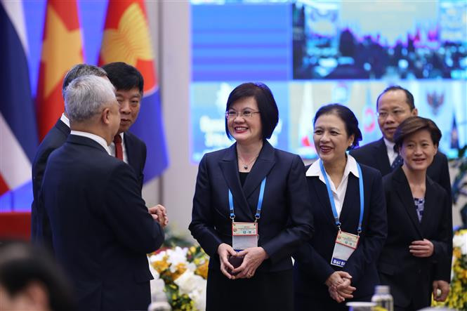 前来出席开幕式的国内和国际代表。图自 越通社