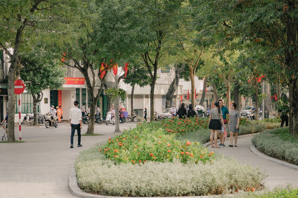 还剑湖不仅在首都市民眼中十分美丽，更对造访河内的四方游客充满魅力。到还剑湖逛街赏景的人最多。特别是晚上，被设计为环湖大花园的还剑湖周边区域，各种景观灯饰流光溢彩，分外迷人。每逢春节、国庆节、圣诞节等大节日，景观灯都应节调整，给游客带来一种新鲜而极富魅力的感觉。图自Vietnam+