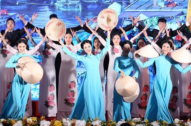 庆祝第37届东盟峰会的精彩文艺表演节目。图自 越通社